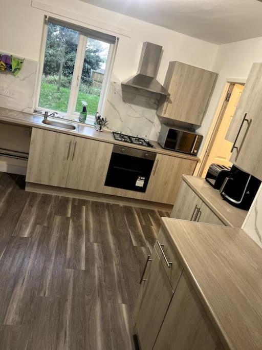 Spacious City Centre Home Near Hospital & M5 Worcester Bagian luar foto